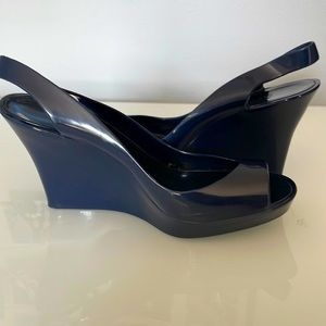 🇮🇹  Kartel Norma Luisa Wedge Navy Blue Plastic Sandals, Size 38